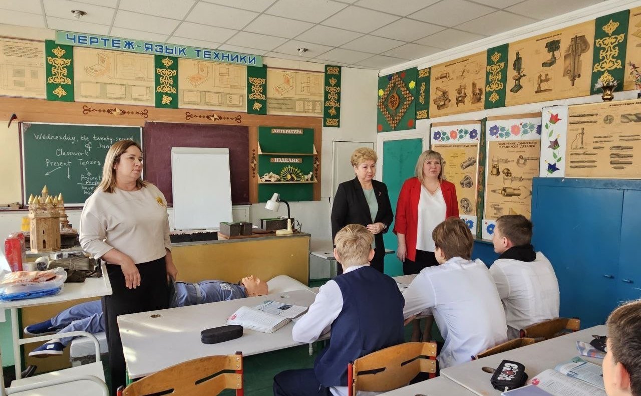 Ольга Бас в ходе поездки в регион посетила средние общеобразовательные школы №10 и №20 в городе Красный Луч