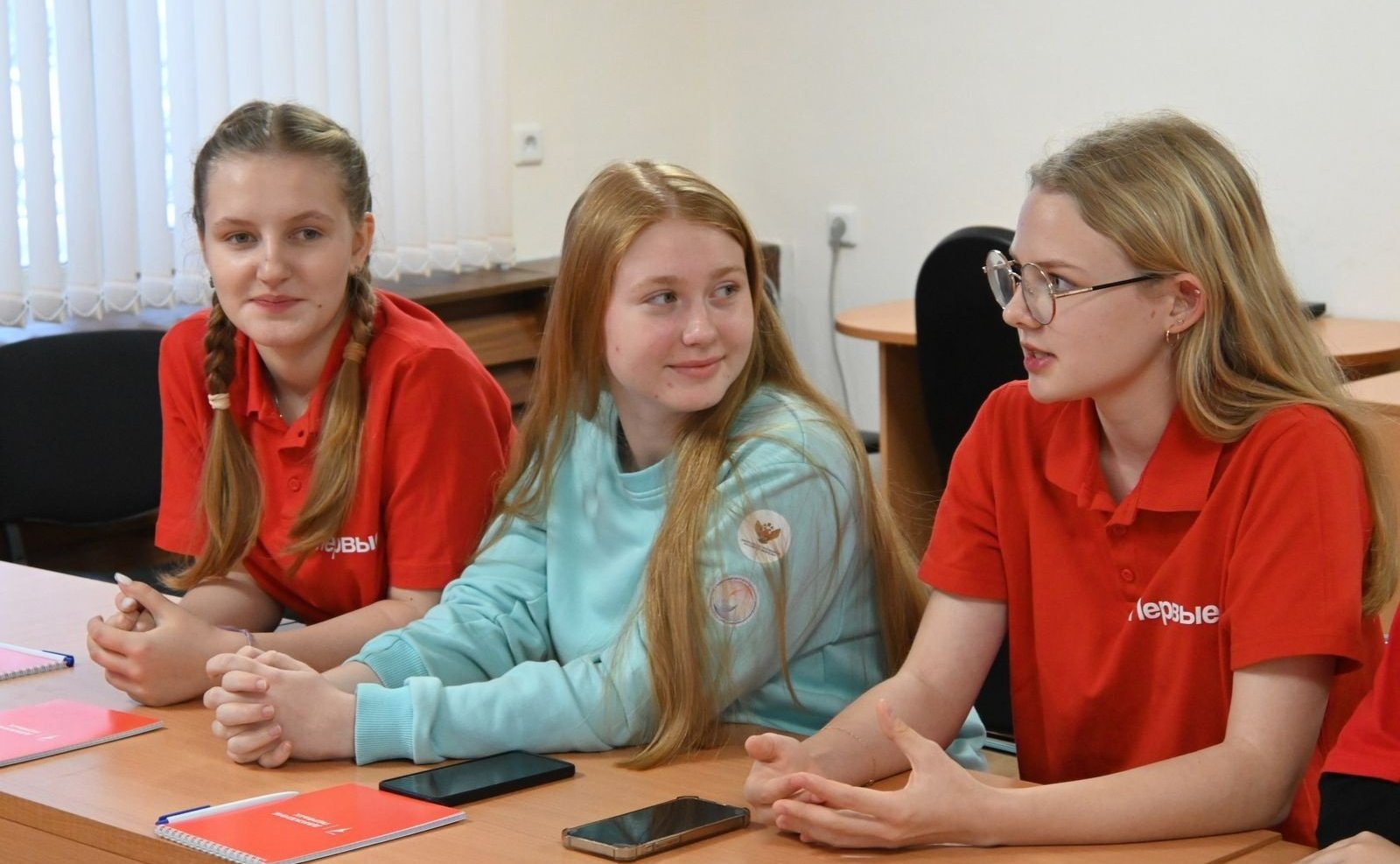 Артем Малащенков провел встречу с руководителем регионального отделения «Движения Первых» Павлом Петровым и со смоленскими школьниками — участниками организации