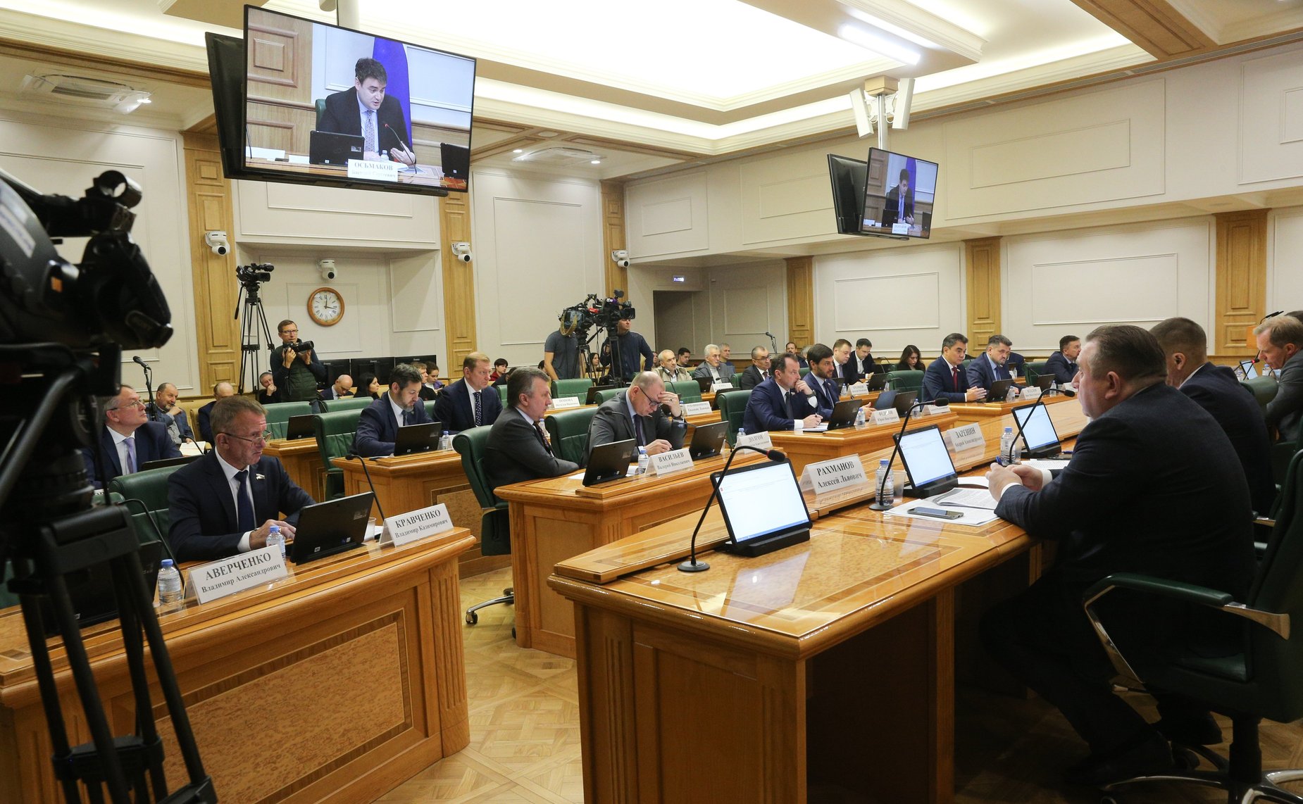 Парламентские слушания «О поддержке импортозамещения продукции, услуг и технологий, критически важных с точки зрения зависимости от импорта, в гражданских отраслях промышленности РФ»