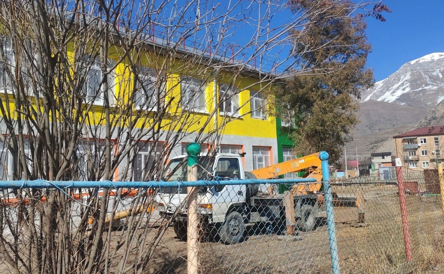 Виталий Назаренко в рамках региональной недели посетил в поселке Верхний Фиагдон в Алагирском районе несколько социально значимых объектов