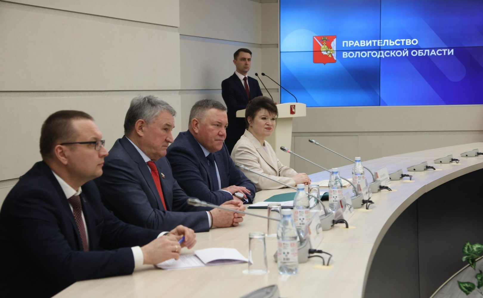 Заместитель Председателя Совета Федерации Юрий Воробьев и губернатор региона Олег Кувшинников приняли участие в церемонии подписания контракта на строительство детского сада в туристической жемчужине Вологодчины городе Кириллове