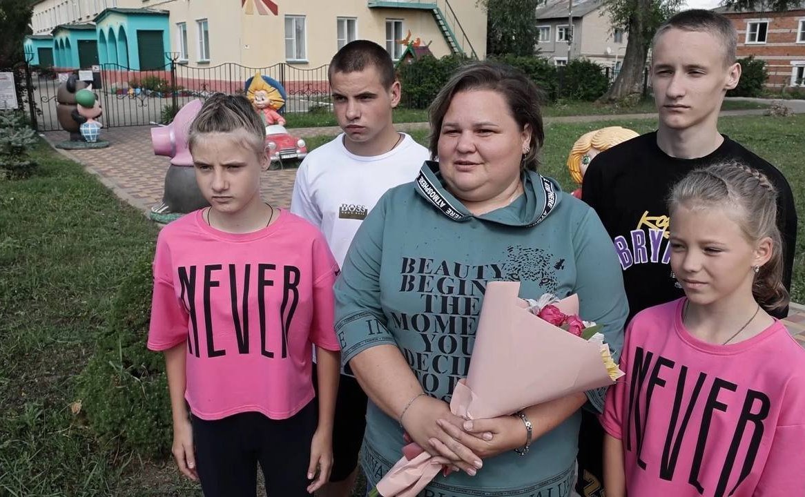 Максим Кавджарадзе и председатель Липецкого областного Совета депутатов Владимир Сериков накануне нового учебного года встретились с многодетными родителями и подарили ноутбуки школьникам Измалковского муниципального округа и Тербунского района