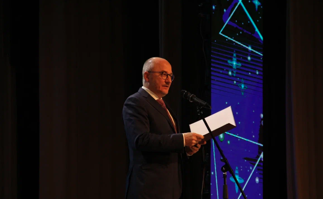 Олег Цепкин поздравил от имени Совета Федерации профессорско-преподавательский состав, ветеранов, студентов и аспирантов Южно-уральского государственного университета с 80-летним юбилеем