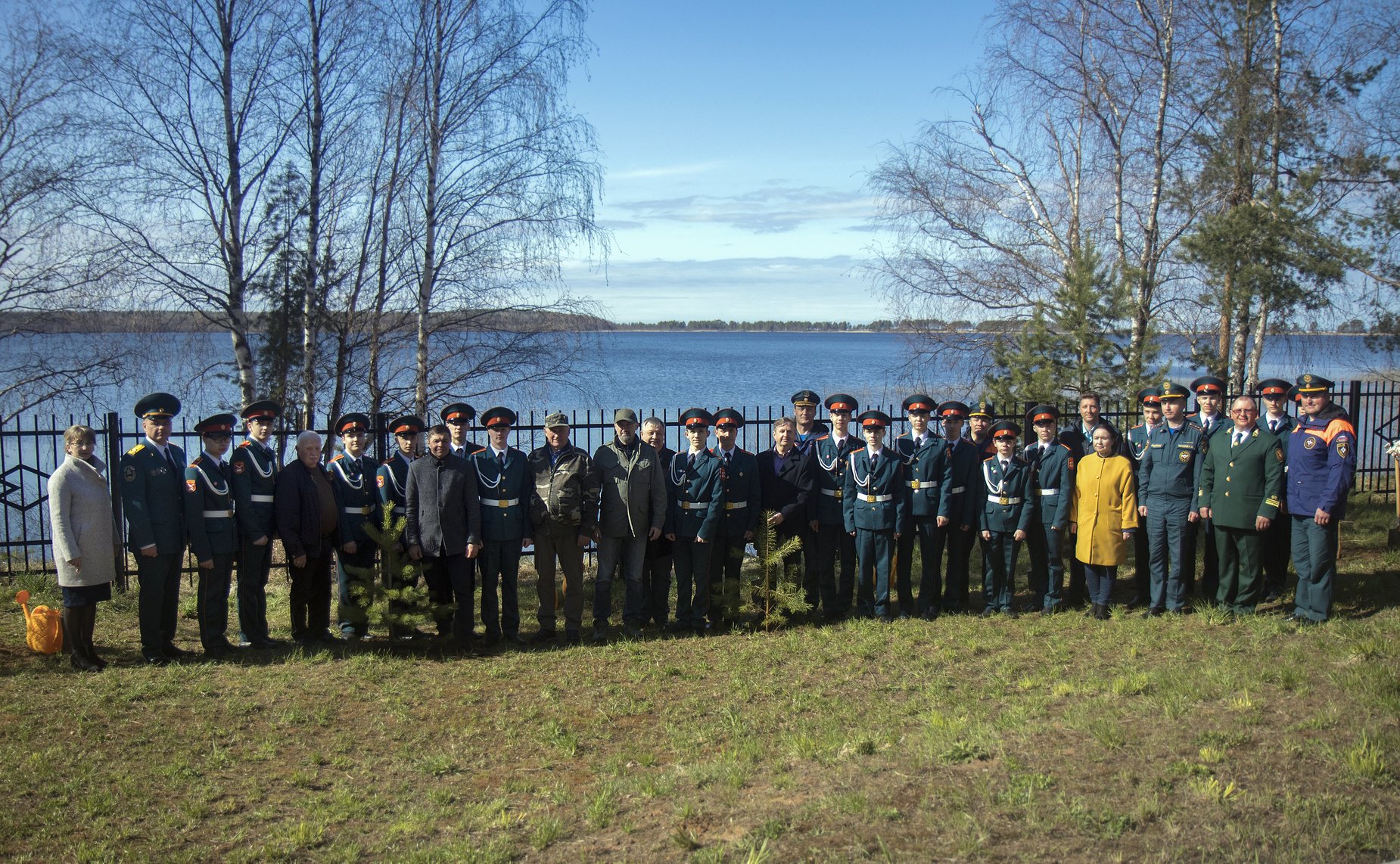 Юрий Воробьев и Сергей Аноприенко также приняли участие в торжественной закладке аллеи выпускников