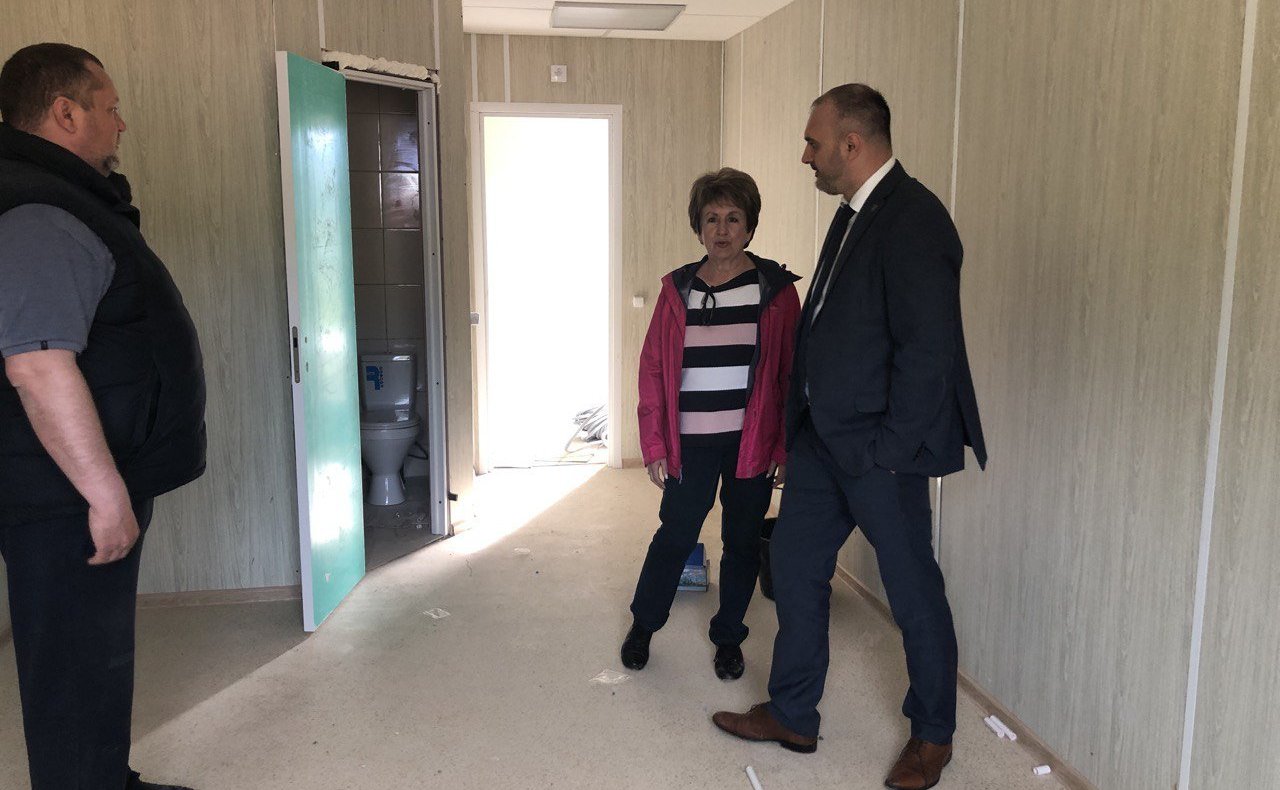 Екатерина Алтабаева в рамках работы в регионе проверила ход строительства трех новых корпусов детского оздоровительного лагеря «Горный»