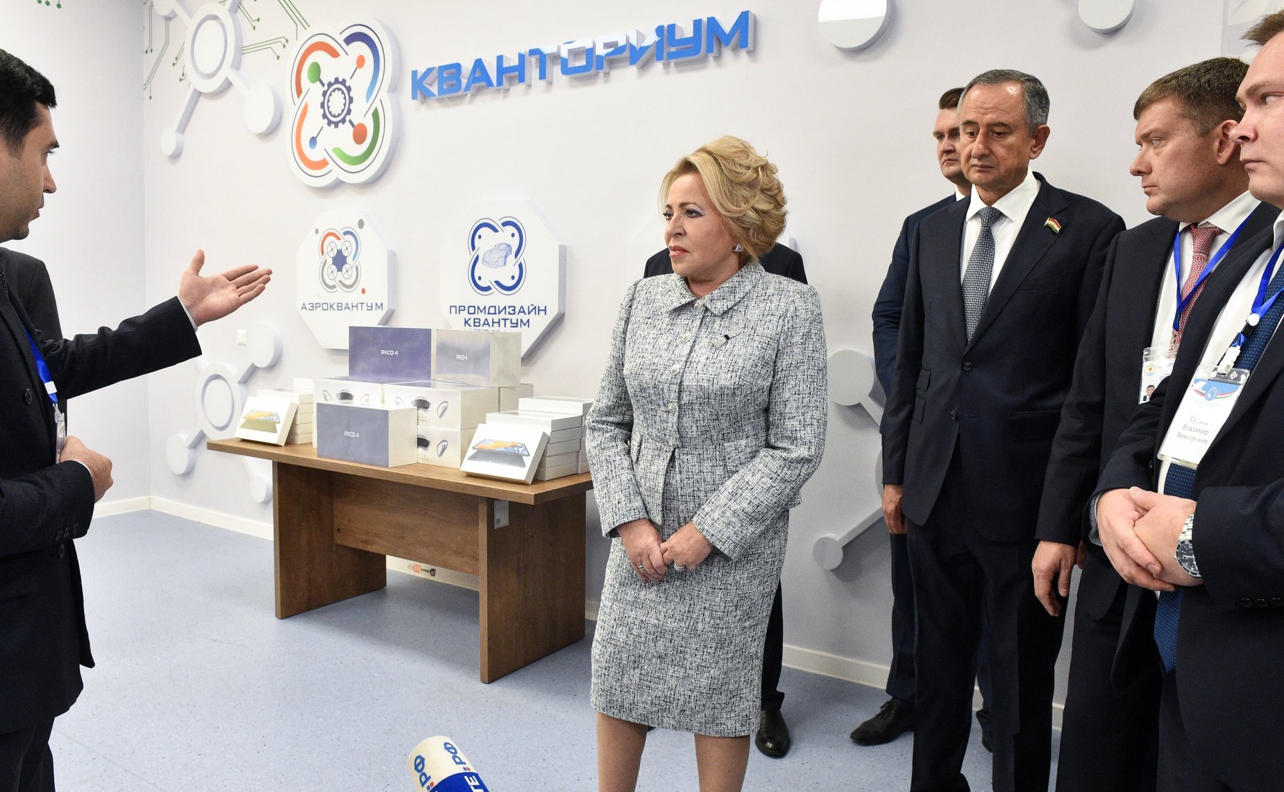 В Душанбе Валентина Матвиенко посетила школу имени Ю.А. Гагарина, пообщалась с учителями и учащимися и наградила лучших педагогов