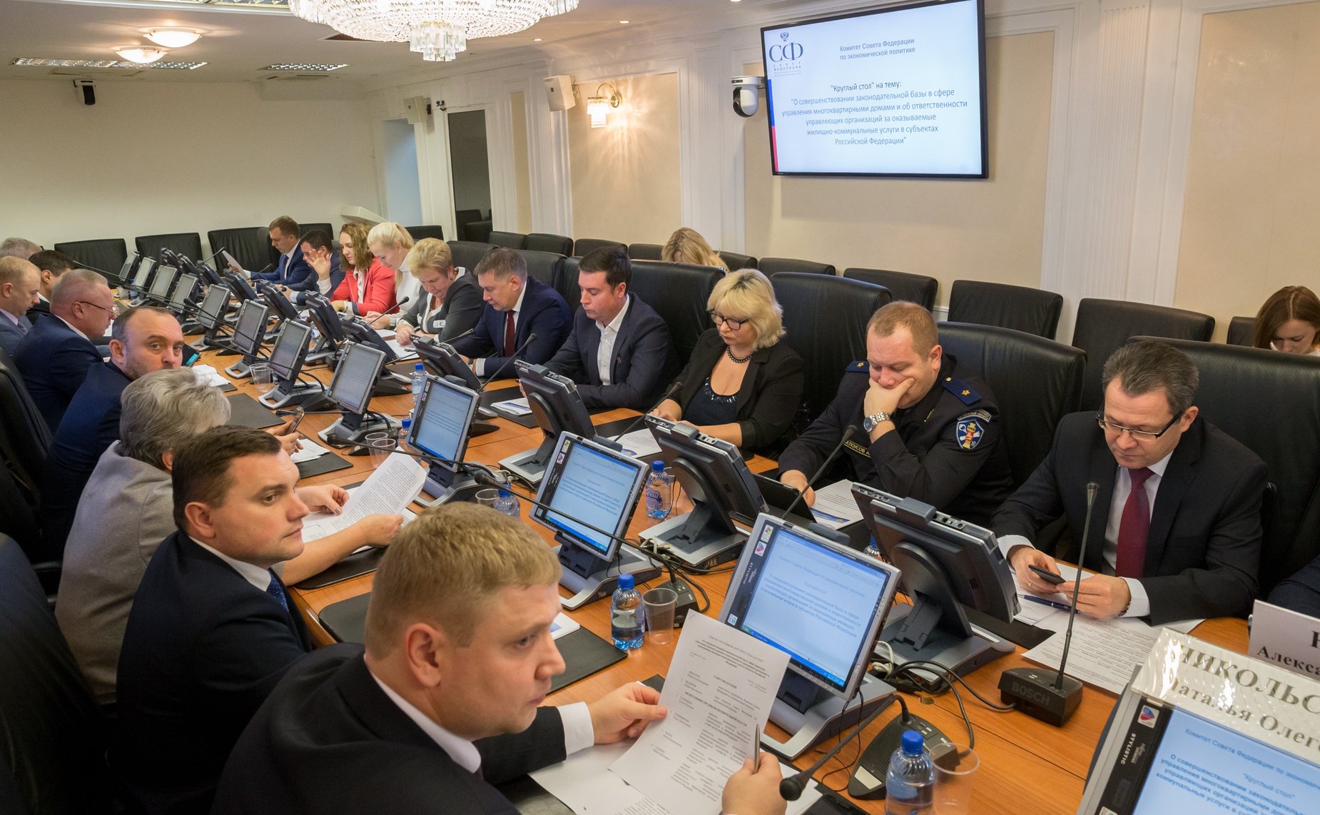 «Круглый стол» на тему «О совершенствовании законодательной базы в сфере управления многоквартирными домами и ответственности управляющих организаций за оказываемые жилищно-коммунальные услуги в субъектах РФ»