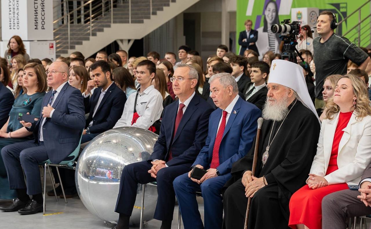 Анатолий Артамонов вручил медали выпускникам Калужской области