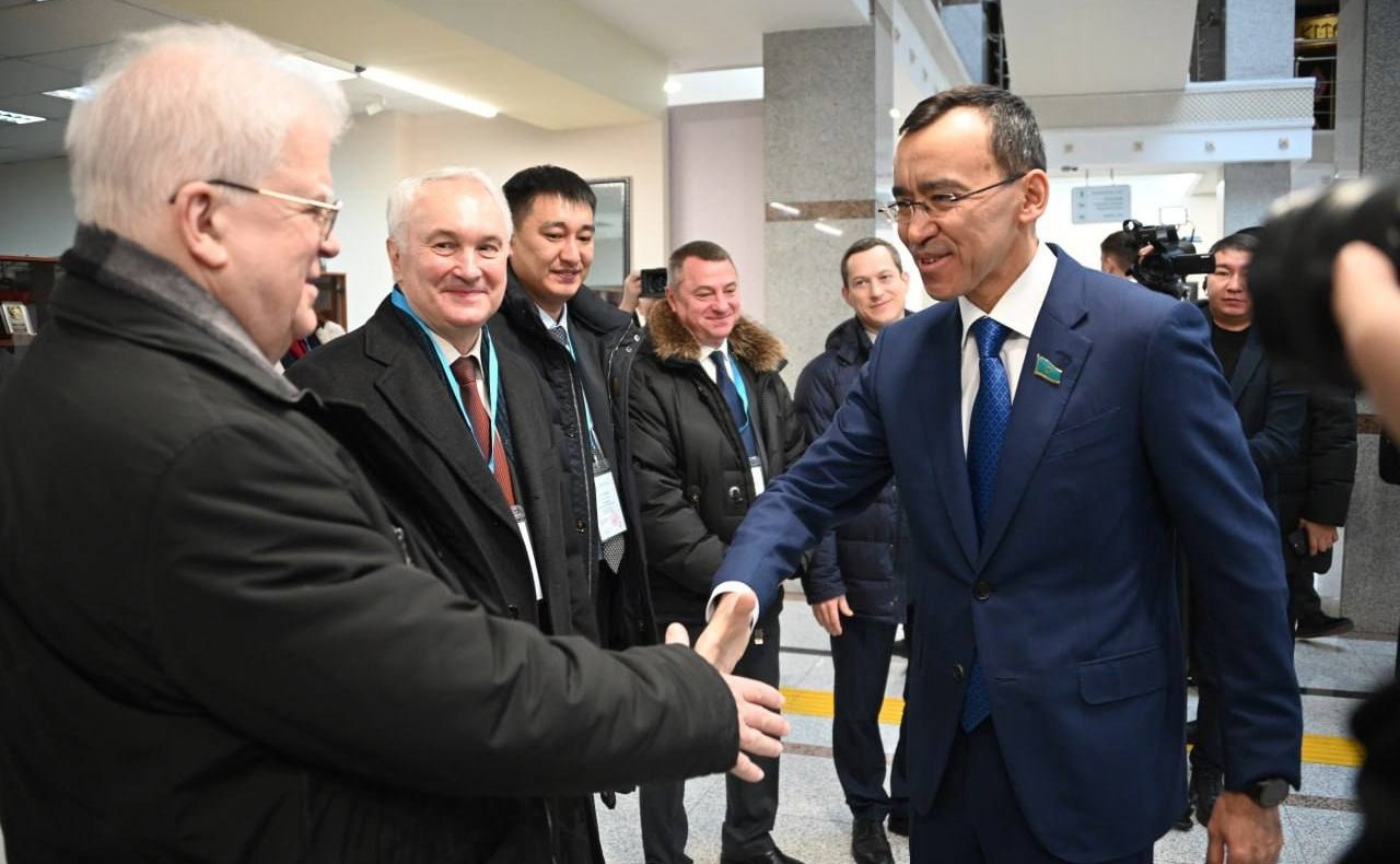 Делегация сенаторов приняла участие в наблюдении за проведением референдума по принятию новой Конституции Казахстана