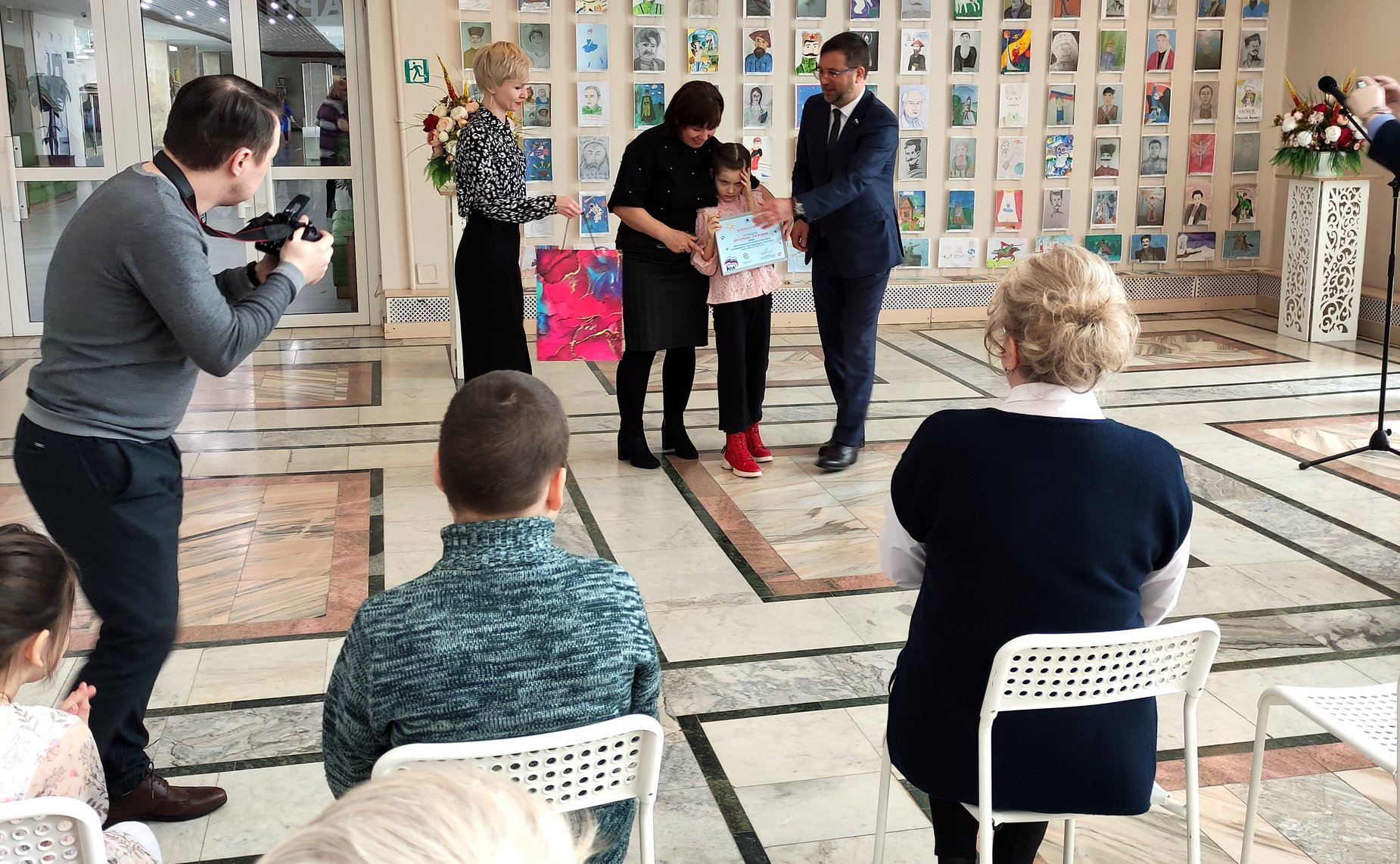 Николай Владимиров вручил награды участникам конкурса рисунков, инициированного Советом Федерации