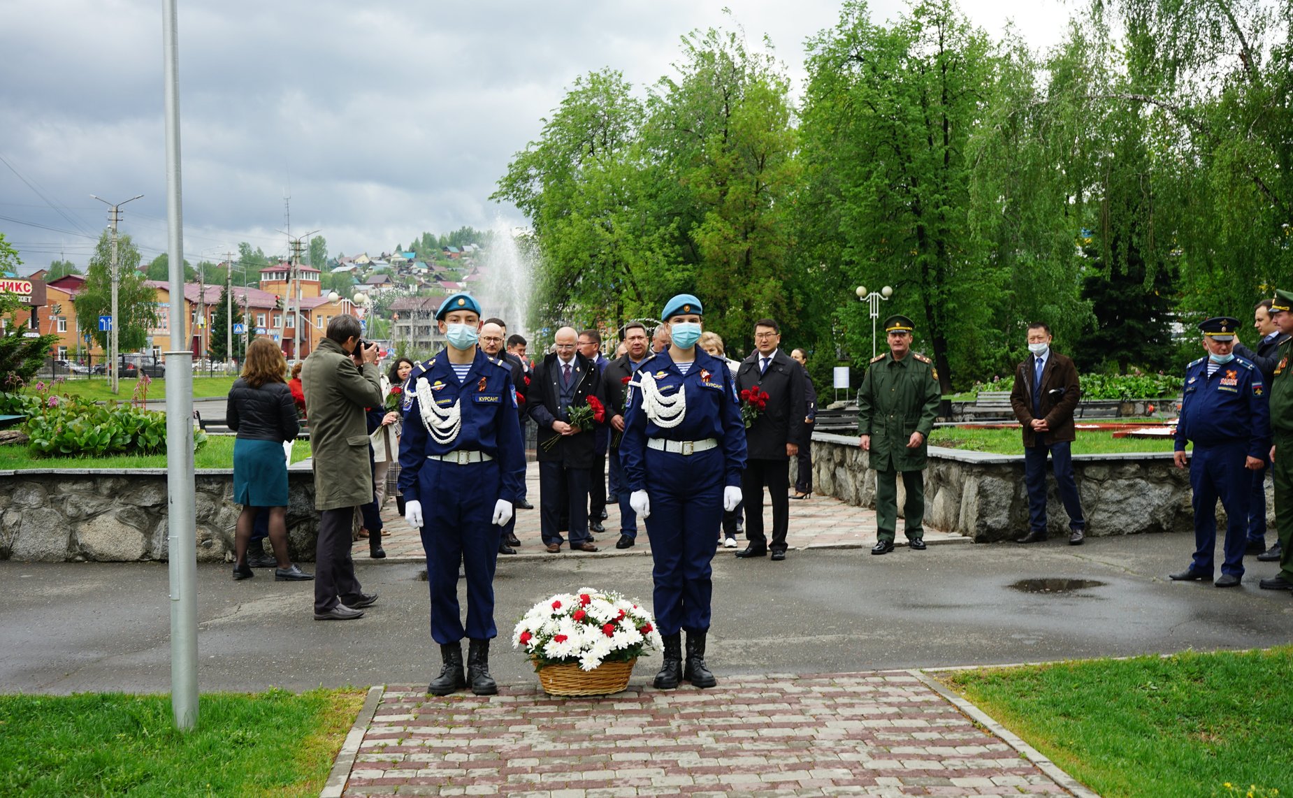 Сенаторы приняли участие в церемонии возложения цветов к Вечному огню на мемориальном комплексе «Парк Победы» в городе Горно-Алтайске, а также к памятнику воинам-землякам, погибшим в локальных войнах и вооруженных конфликтах