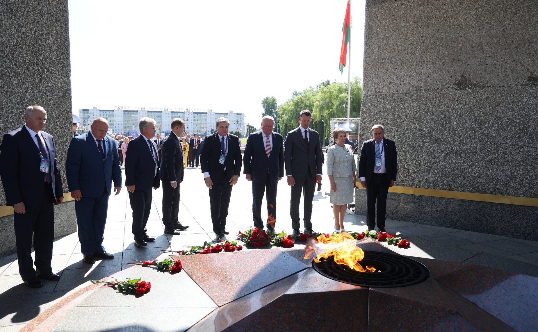 Торжественная церемония возложения цветов членами официальных делегаций Совета Республики и Совета Федерации к Вечному огню у монумента «Три штыка»