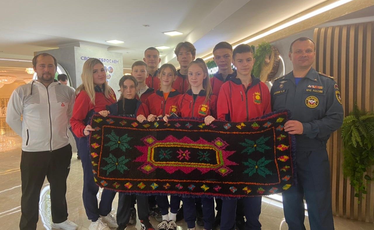 Оксана Хлякина организовала поездку в Москву команды ребят, которые являются постоянными участниками и призерами городских, областных, межрегиональных и всероссийских соревнований по спортивному туризму