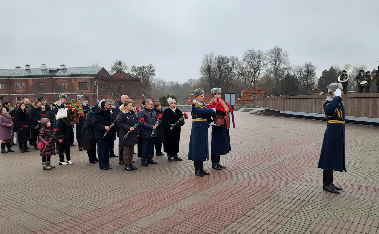 Участники заседания палаты посетили Брестскую крепость и возложили цветы к Вечному огню