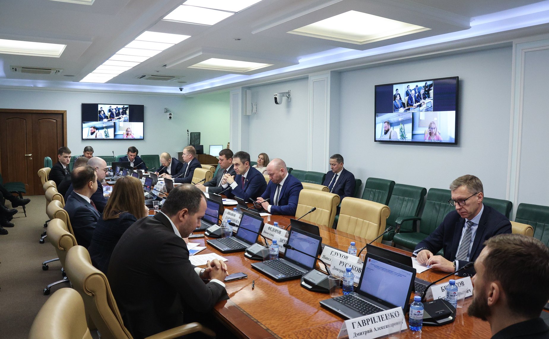 Круглый стол Комитета СФ по экономической политике «Актуальные вопросы взаимодействия акционерного общества «Почта России», маркетплейсов и других участников рынка онлайн-торговли»