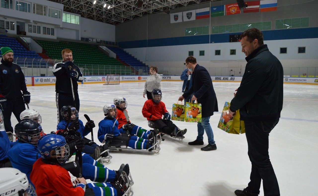 Эдуард Исаков побывал в гостях у юных югорских следж-хоккеистов