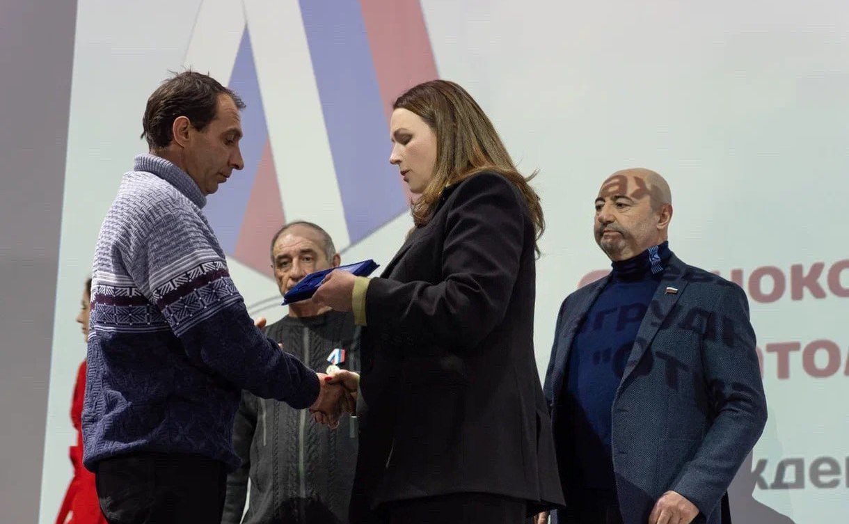 Александр Вайнберг и Ольга Щетинина совместно с представителями Всероссийского общественного движения «Отцы России» вручили медали общественного признания «Отец солдата»