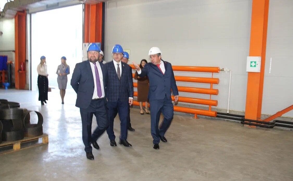 Олег Цепкин в ходе поездки в регион проинспектировал работу двух промышленных предприятий Сосновского района