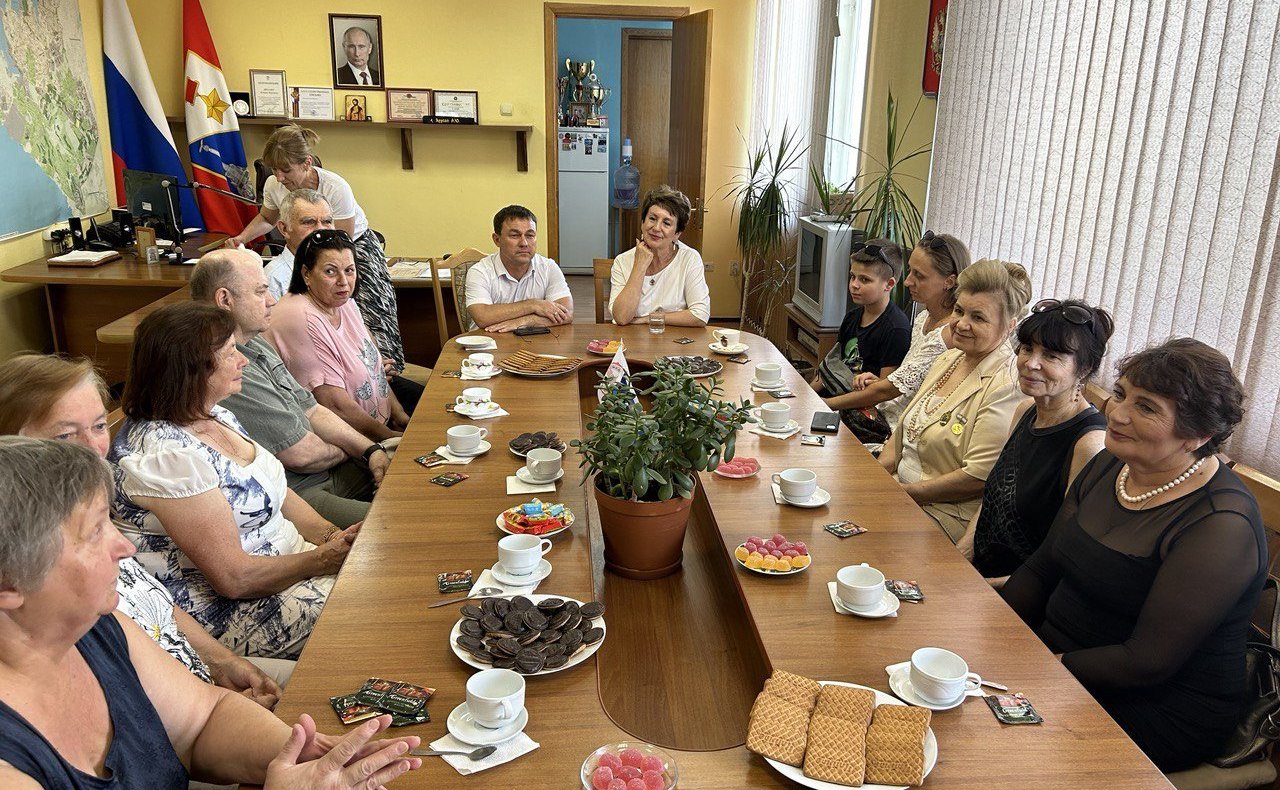 Екатерина Алтабаева совместно с главой Гагаринского района Алексеем Ярусовым провела встречу с многодетными матерями Севастополя, удостоенными знаков отличия