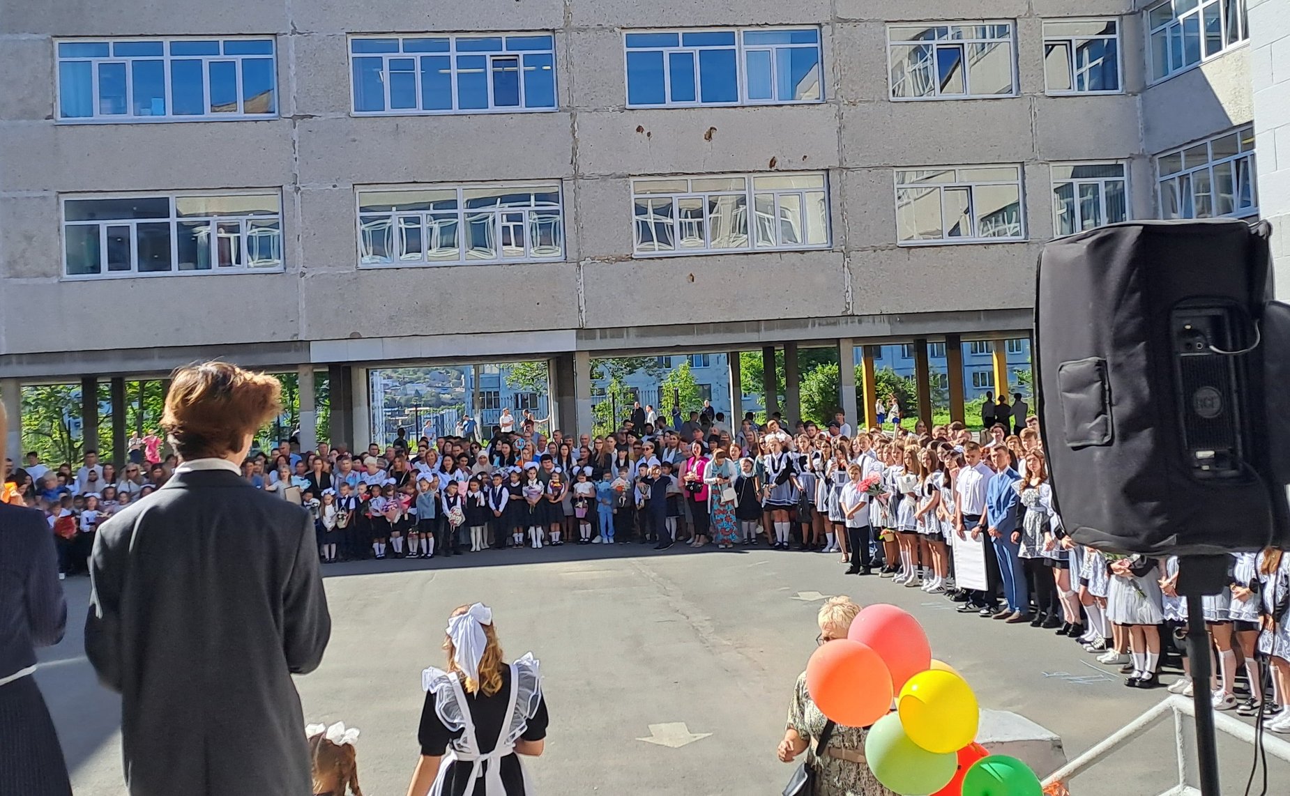 Людмила Талабаева приняла участие в торжественной линейке, приуроченной к празднованию Дня знаний, в средней школе № 74 города Владивостока