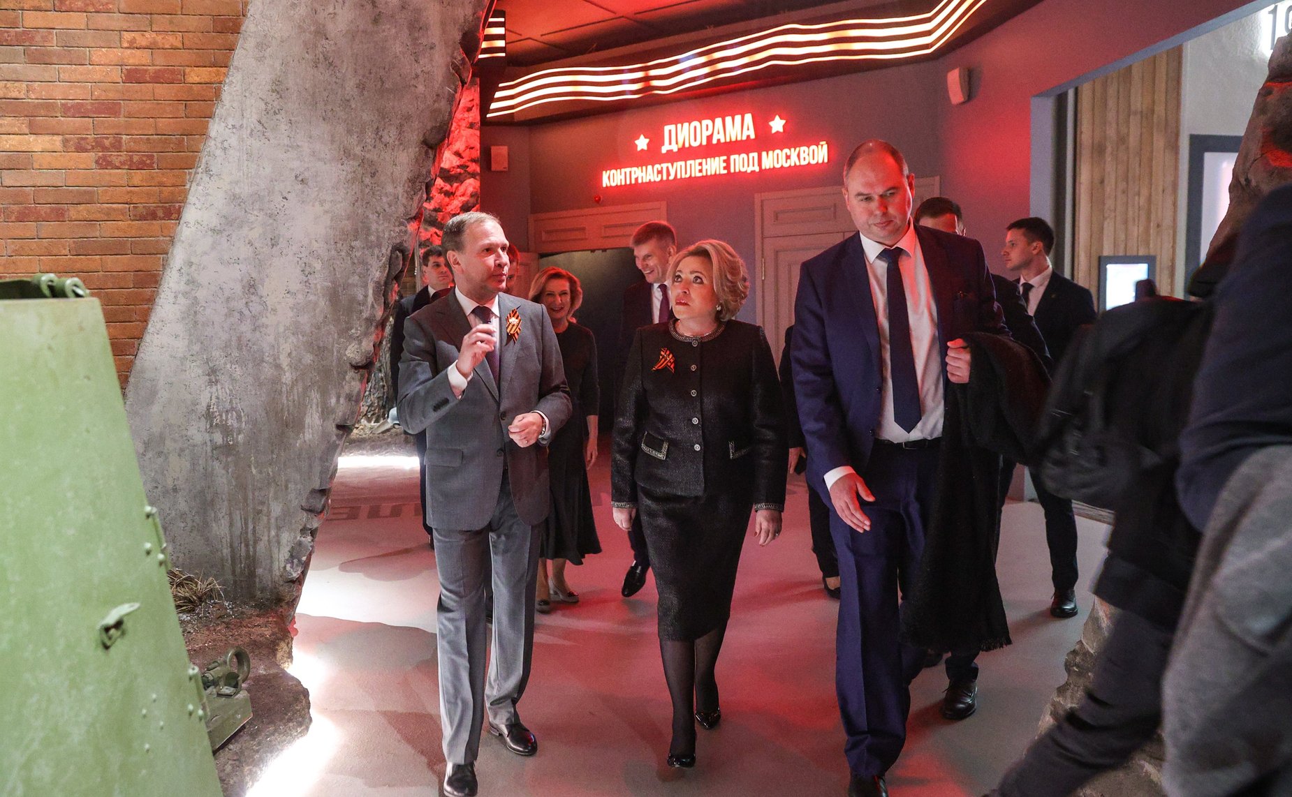 В Музее Победы делегация Совета Федерации осмотрела новую историко-мультимедийную экспозицию «Путь к Победе!», посвященную событиям, произошедшим на полях сражений в годы Великой Отечественной войны