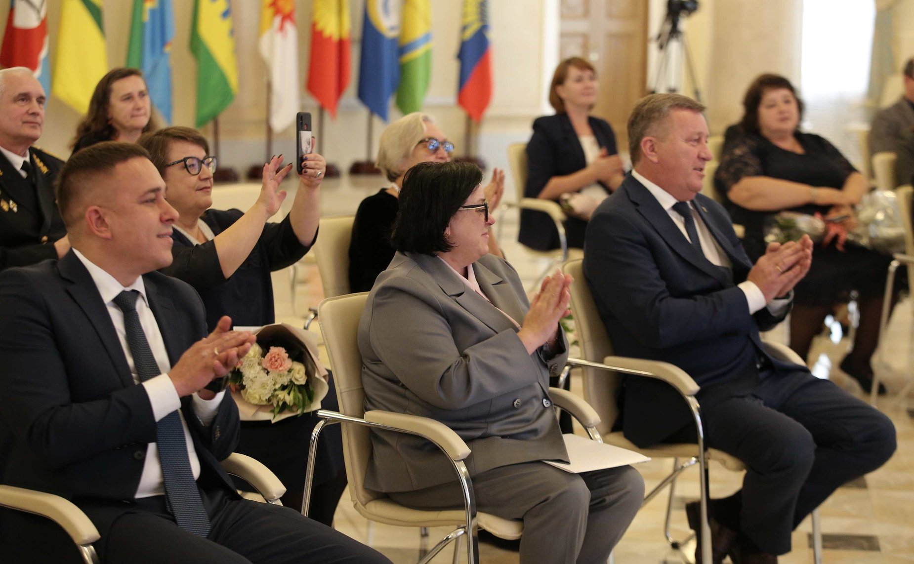 Сенатор РФ Айрат Гибатдинов совместно с губернатором Ульяновской области Алексеем Русских поздравил заслуженных учителей и почетных работников общего образования с профессиональным праздником