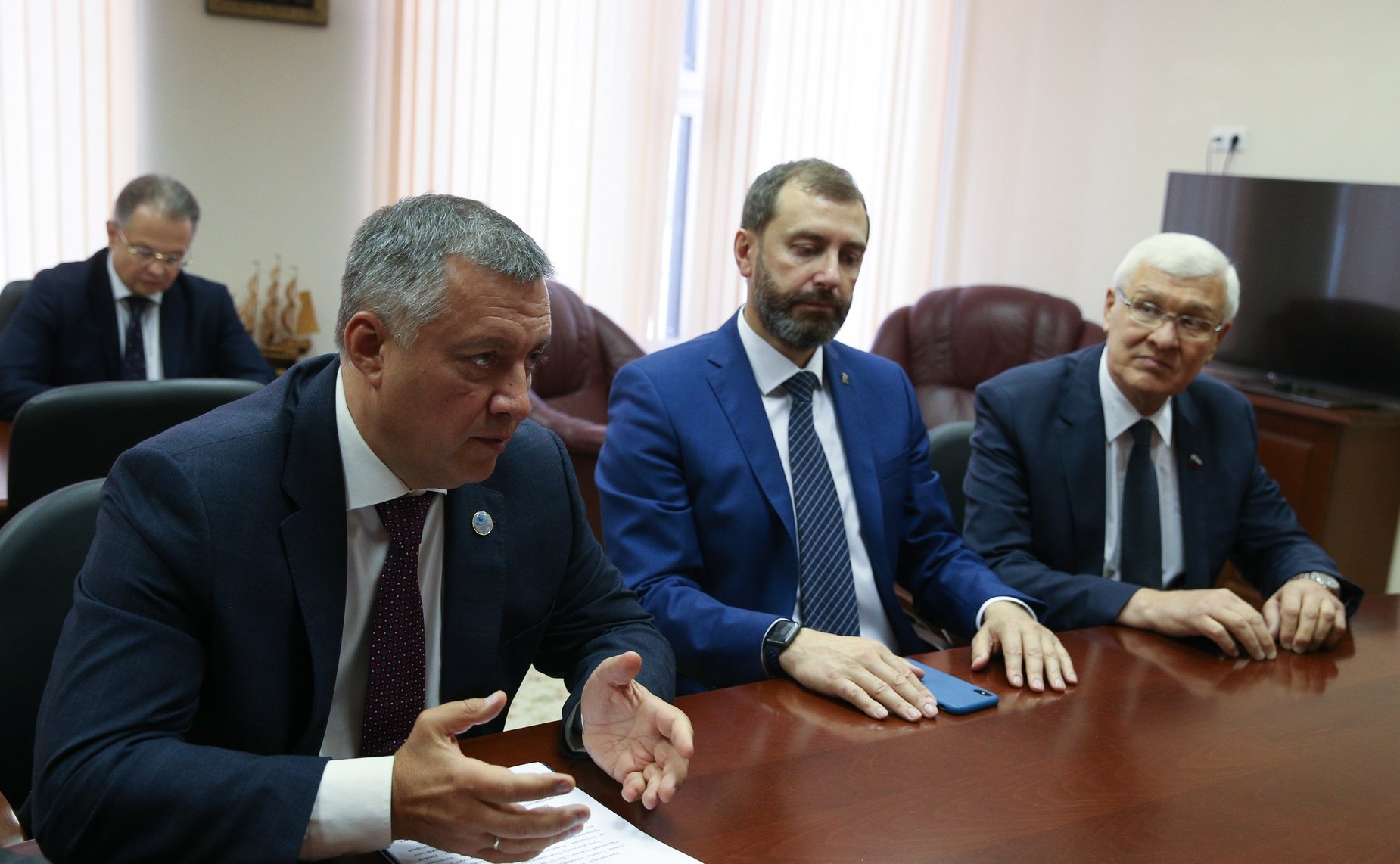 Встреча председателя Комитета СФ по аграрно-продовольственной политике и природопользованию с Губернатором Иркутской области