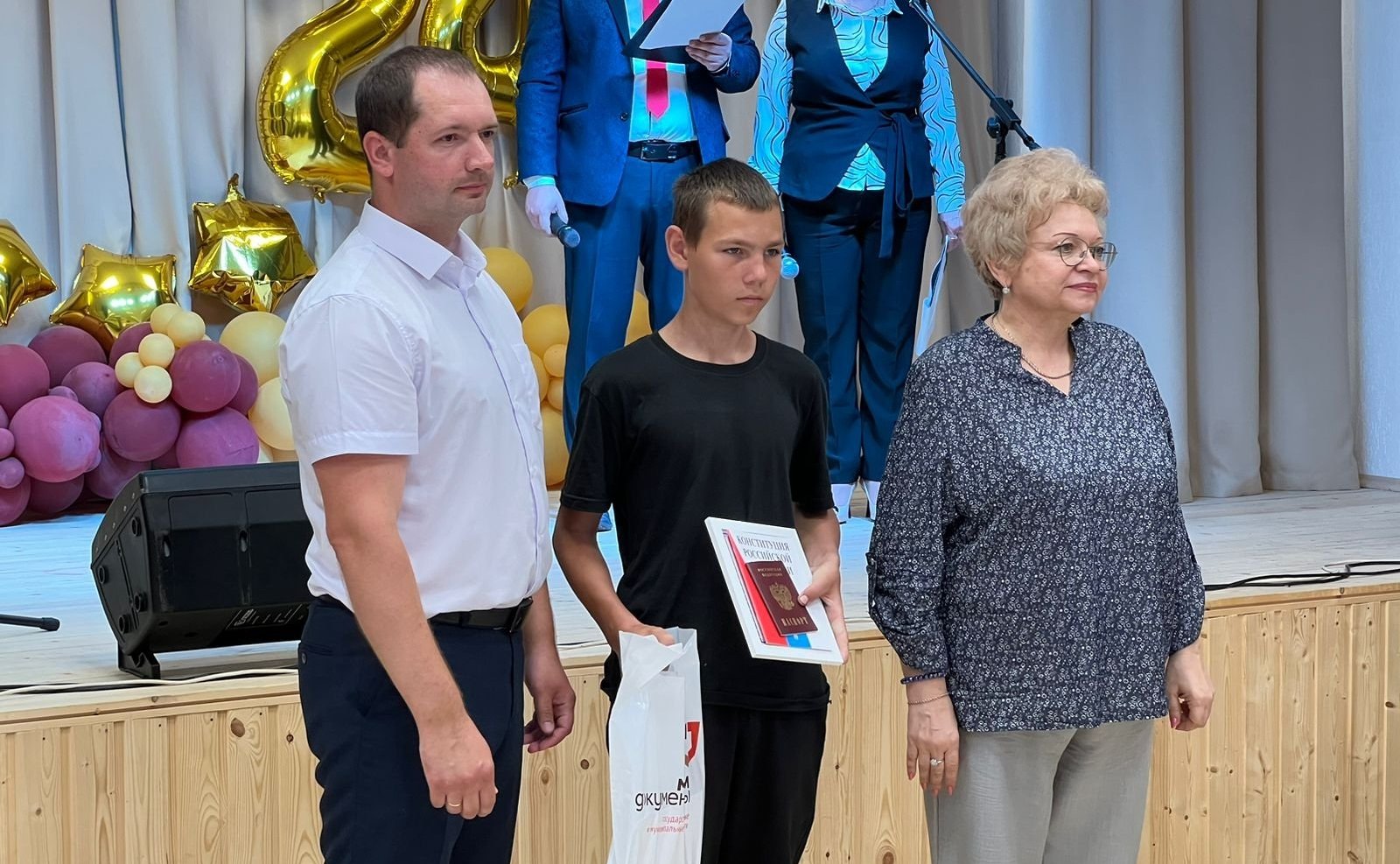 В преддверии Дня России состоялось торжественное мероприятие, посвящённое вручению паспортов добринцам, достигшим 14-летнего возраста