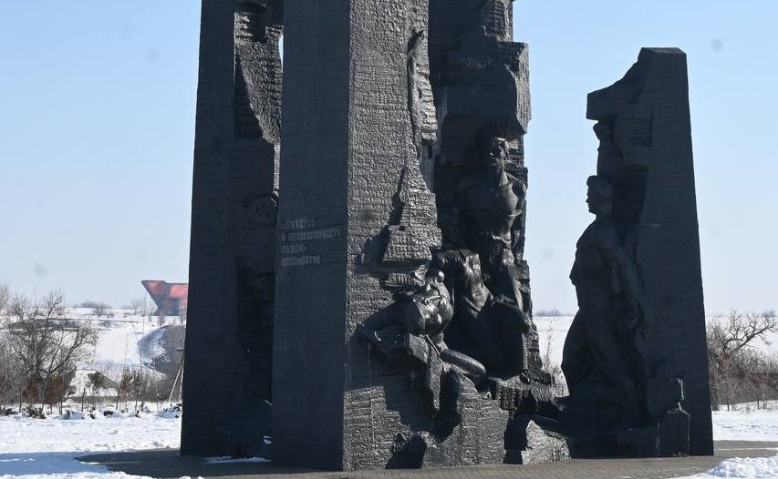 Айрат Гибатдинов возложил цветы к мемориалу «Непокорённые» в городе Краснодон Луганской Народной Республики