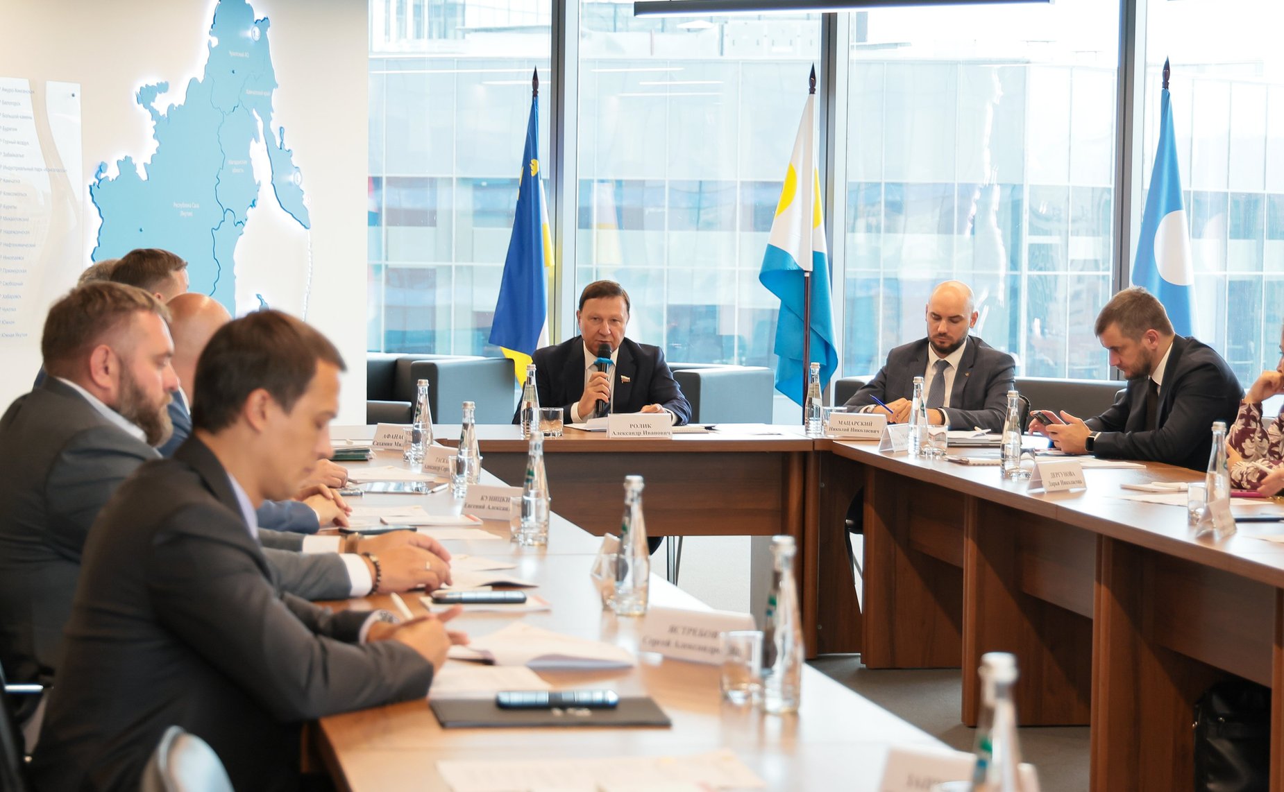 Александр Ролик и заместитель Министра РФ по развитию Дальнего Востока и Арктики Виталий Алтабаев провели круглый стол «Девелопмент и производство строительных материалов на Дальнем Востоке и в Арктической зоне РФ»