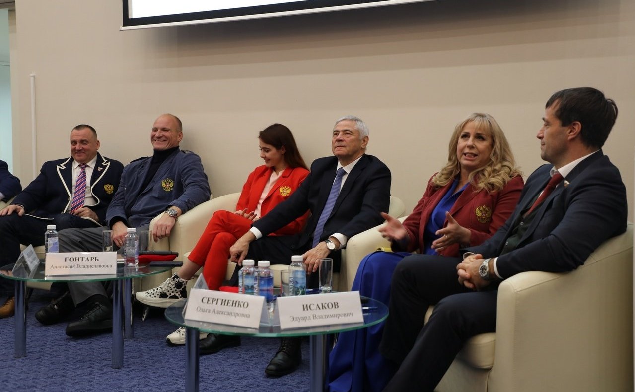 Эдуард Исаков принял участие в торжественных мероприятиях с чемпионами Летних Игр Паралимпийцев и открыл в регионе Международный инклюзивный турнир по жиму лежа «Кубок чемпионов»