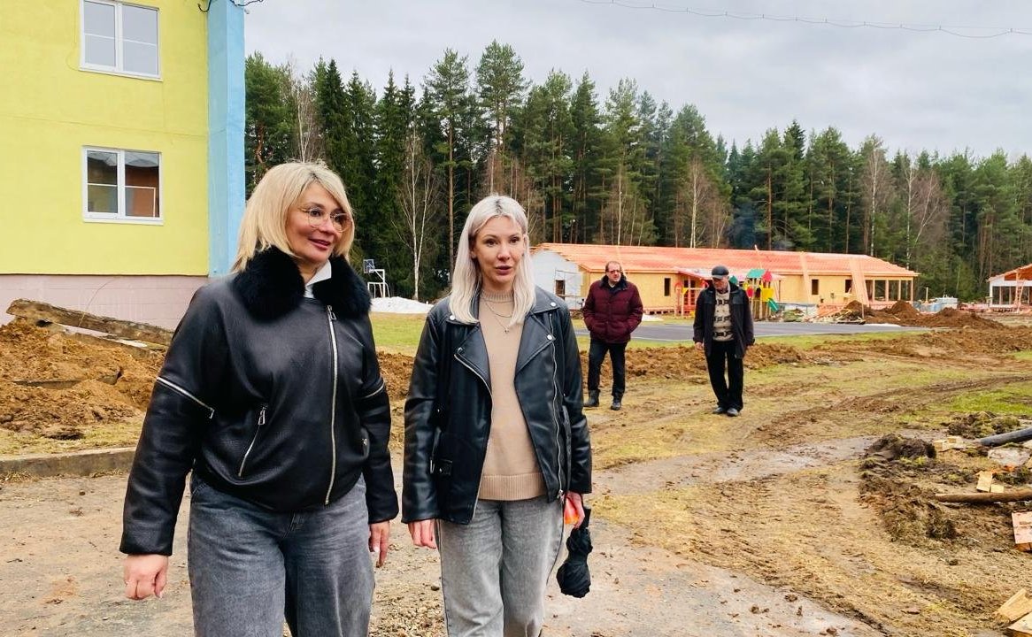 Наталия Косихина и Александр Русаков в ходе поездки в регион проверили ход строительства быстровозводимых корпусов и благоустройства территории в детском оздоровительно-образовательном центре имени А. Матросова