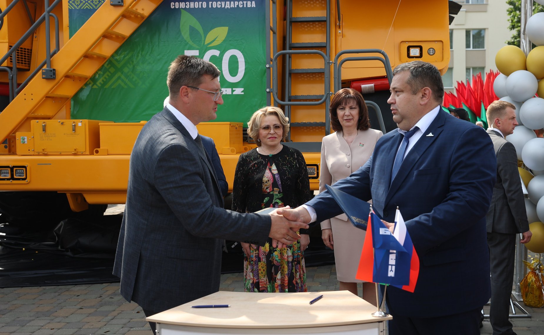 Валентина Матвиенко совместно с Натальей Кочановой открыли ярмарку достижений народного хозяйства Беларуси