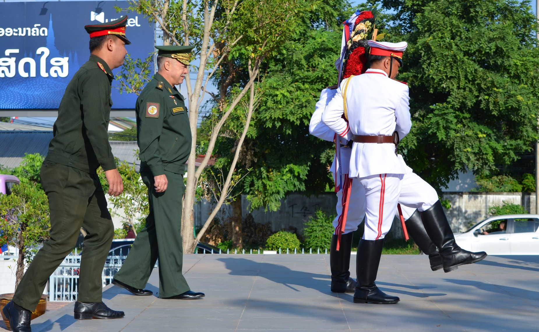 Российские парламентарии возложили цветы к памятнику советским летчикам транспортной авиации во Вьентьяне, участвовавшим в боевых действиях в Индокитае в годы американской агрессии с 1960 по 1973 годы