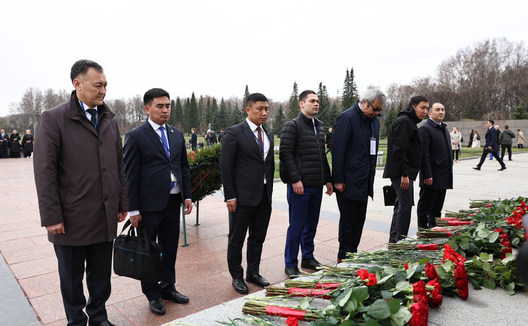 Делегации стран-участниц Межпарламентской Ассамблеи СНГ возложили венки и цветы к Монументу «Мать-Родина» на Пискаревском мемориальном кладбище, а также к памятным плитам государств на Аллее Памяти