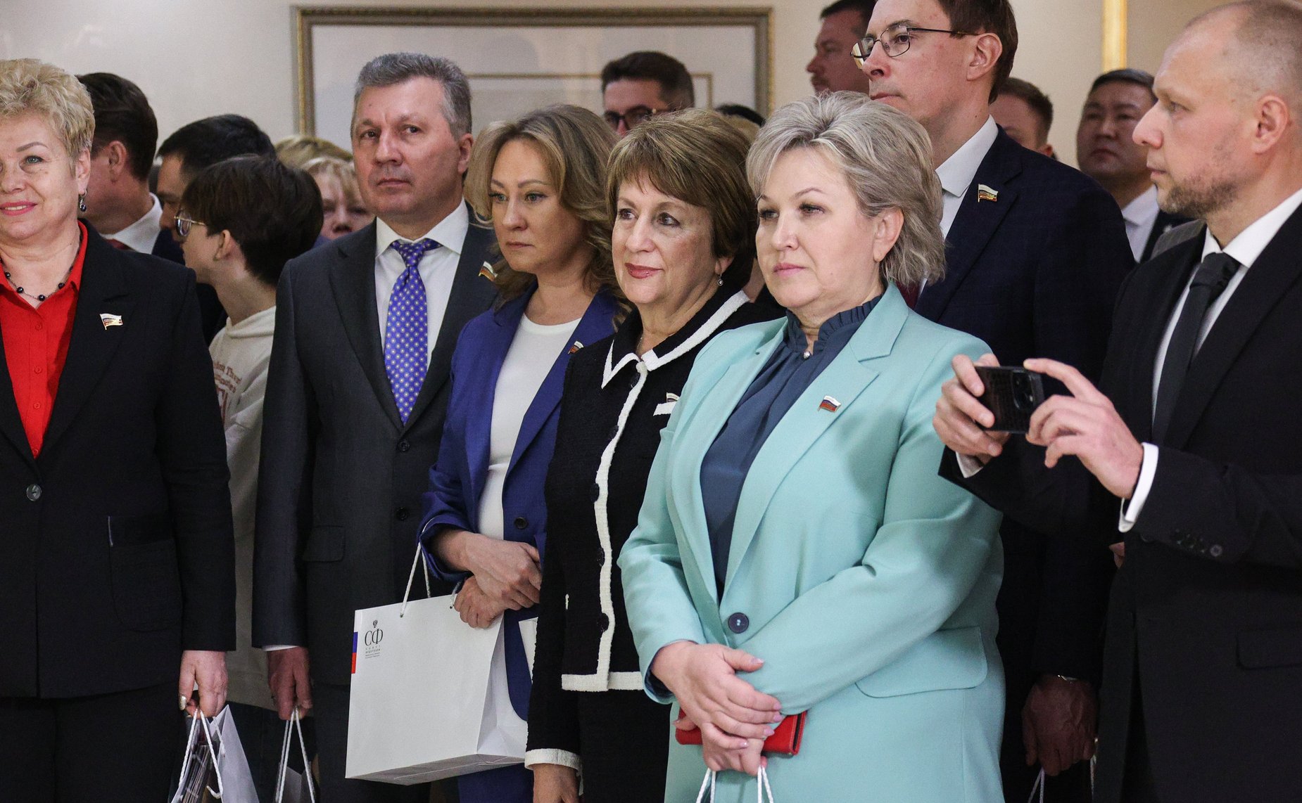 В Совете Федерации открылась выставка картин победителей конкурса детского рисунка, посвященного 80-летию прорыва блокады Ленинграда «Жизнь, деленная на граммы»