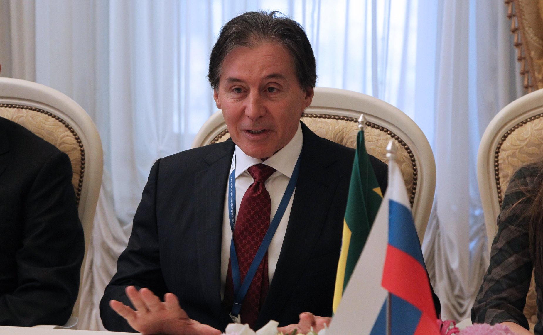 Э. Оливейра