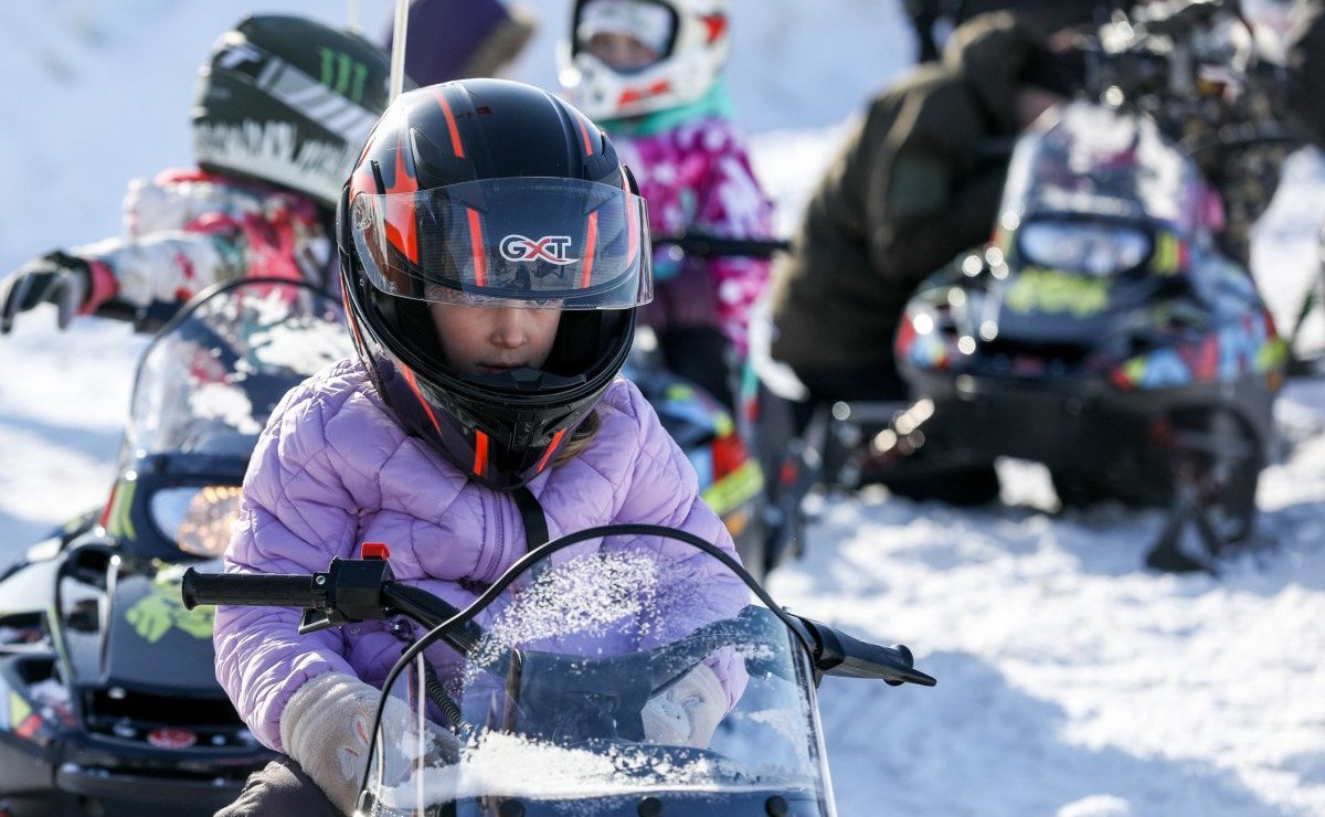 Римма Галушина в ходе поездки в регион приняла участие в традиционном окружном спортивном празднике снегоходной техники