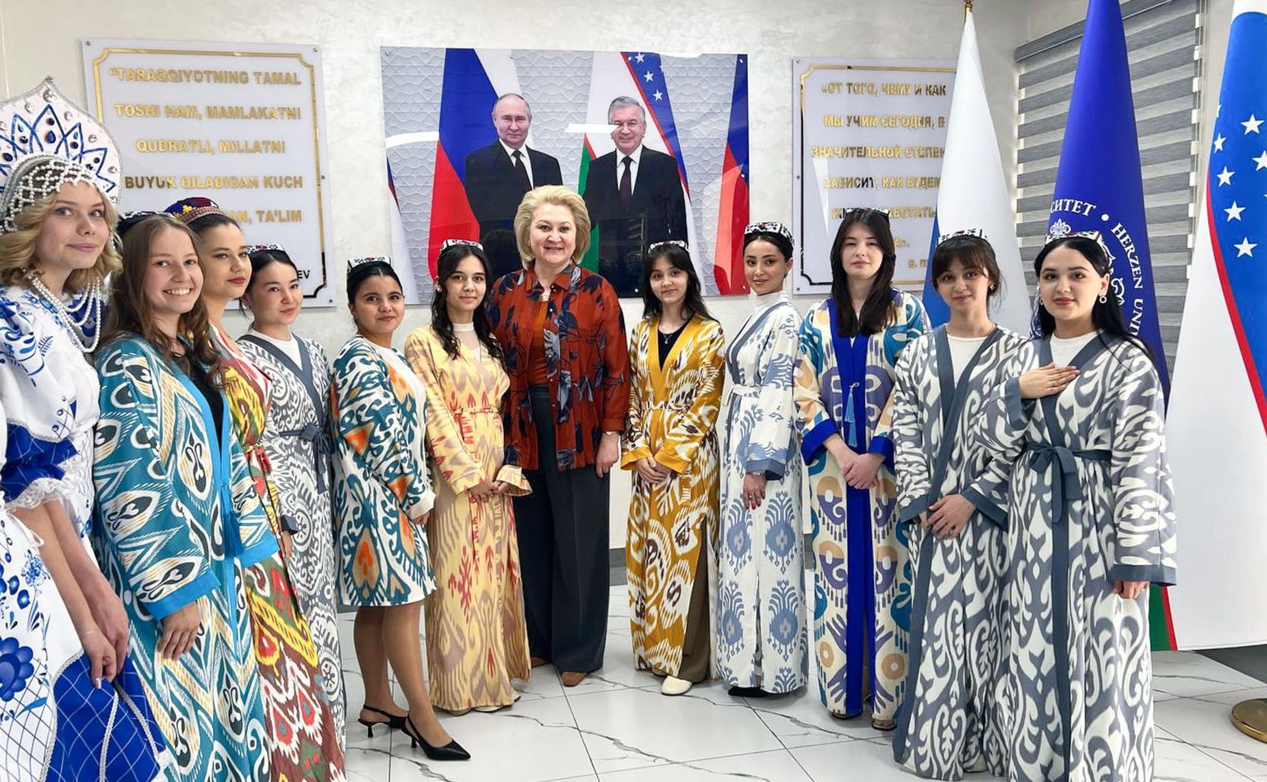 Лилия Гумерова провела встречу с учителями – участниками гуманитарных проектов «Российский учитель за рубежом» и «Класс!» («Зур!»)