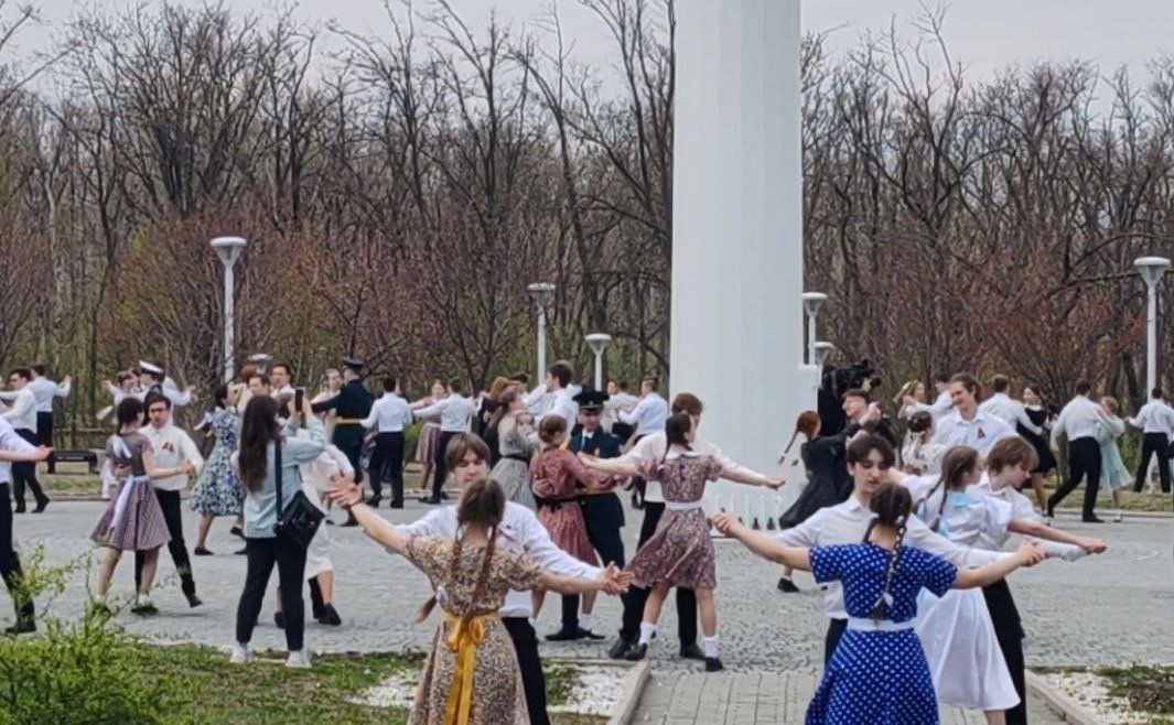 Александр Ролик во Владивостоке, в кампусе Дальневосточного федерального университета принял участие в патриотической акции «Международный Вальс Победы»