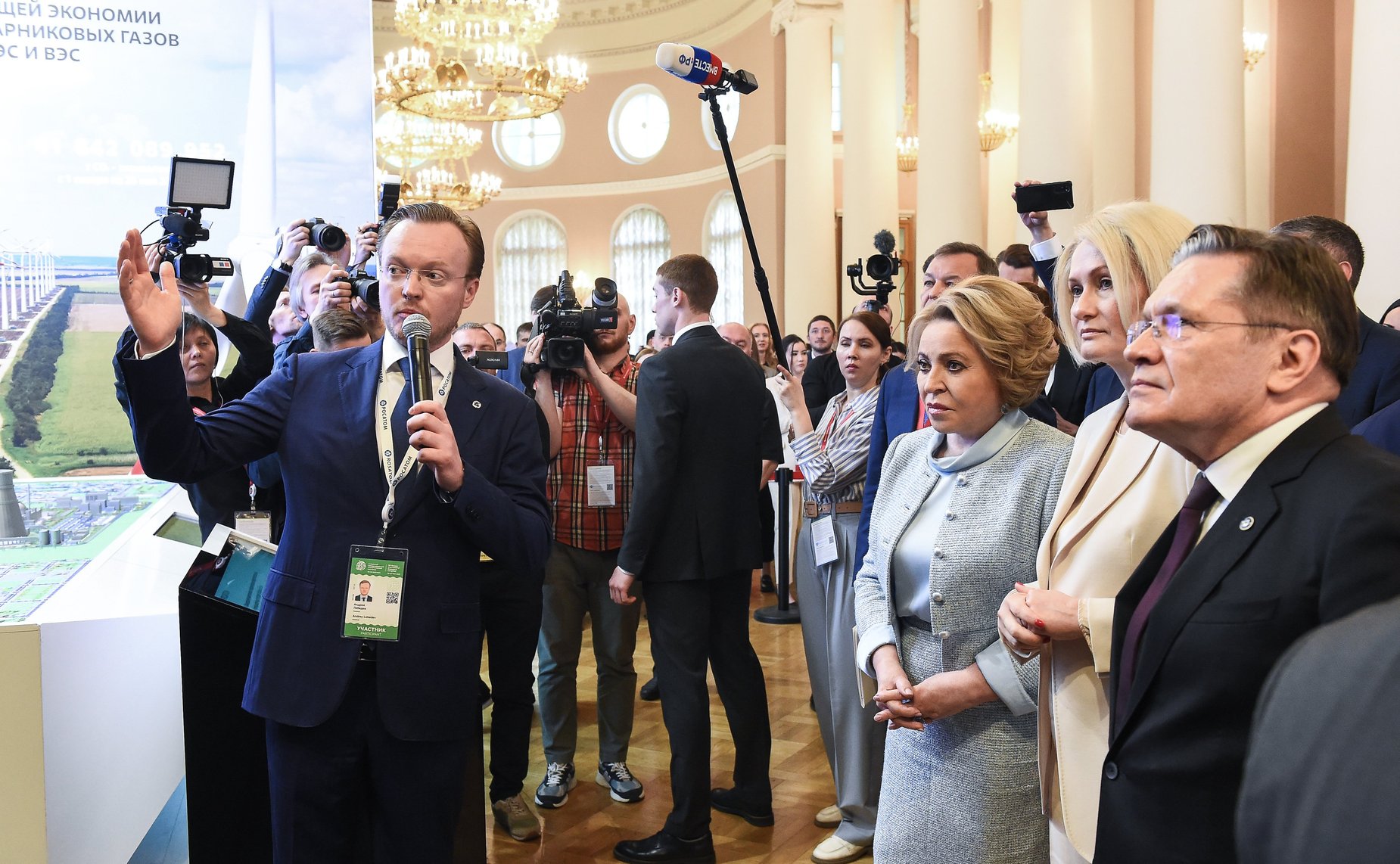 Валентина Матвиенко и Виктория Абрамченко подписали книгу «Добрых дел «Эколят» по сохранению Природы России» и пообщались с ребятами – представителями детского экологического движения