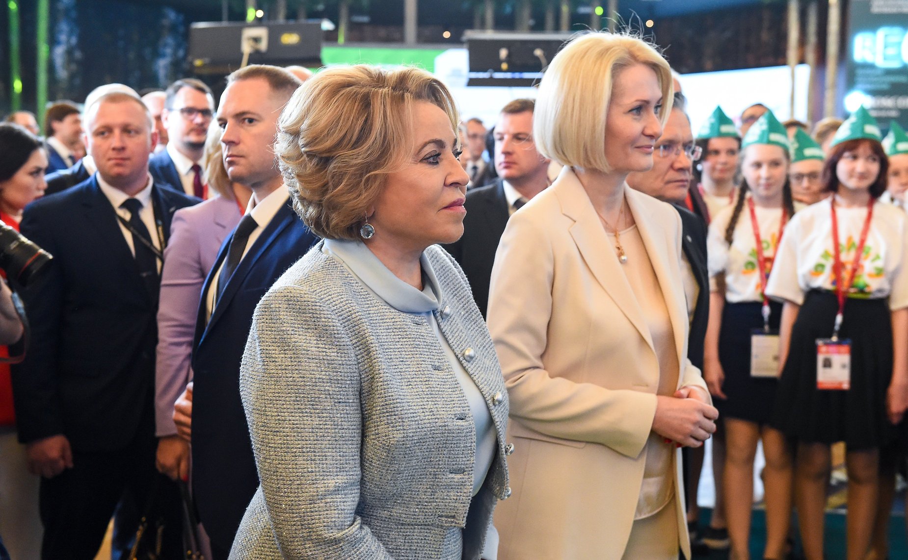 Валентина Матвиенко и Виктория Абрамченко подписали книгу «Добрых дел «Эколят» по сохранению Природы России» и пообщались с ребятами – представителями детского экологического движения