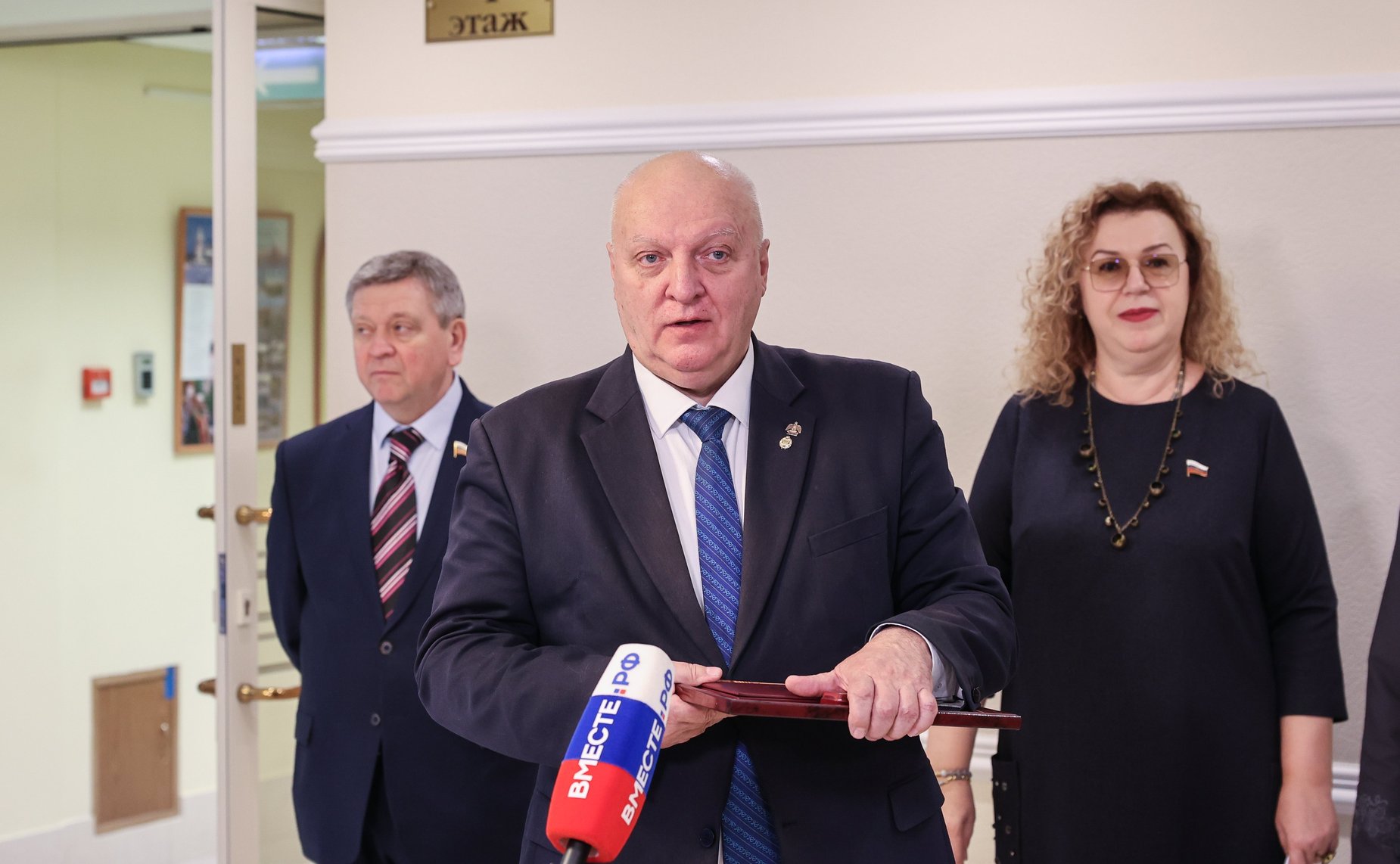 Ольга Епифанова открыла в Совете Федерации выставку живописи Петра Кочанова «За Святую Русь помолюсь…»