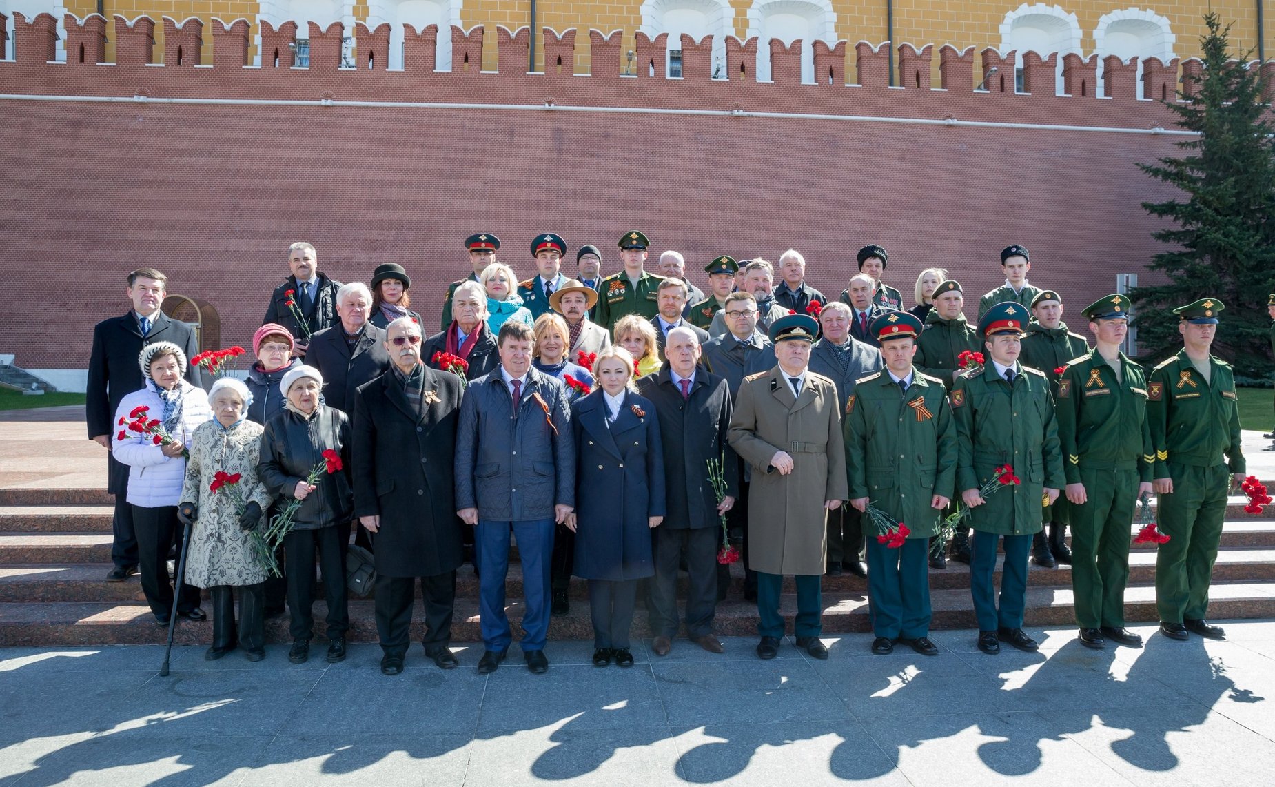 С. Цеков и О. Ковитиди приняли участие в возложении венков к могиле Неизвестного солдата в день годовщины освобождения Крыма от немецко-фашистских захватчиков