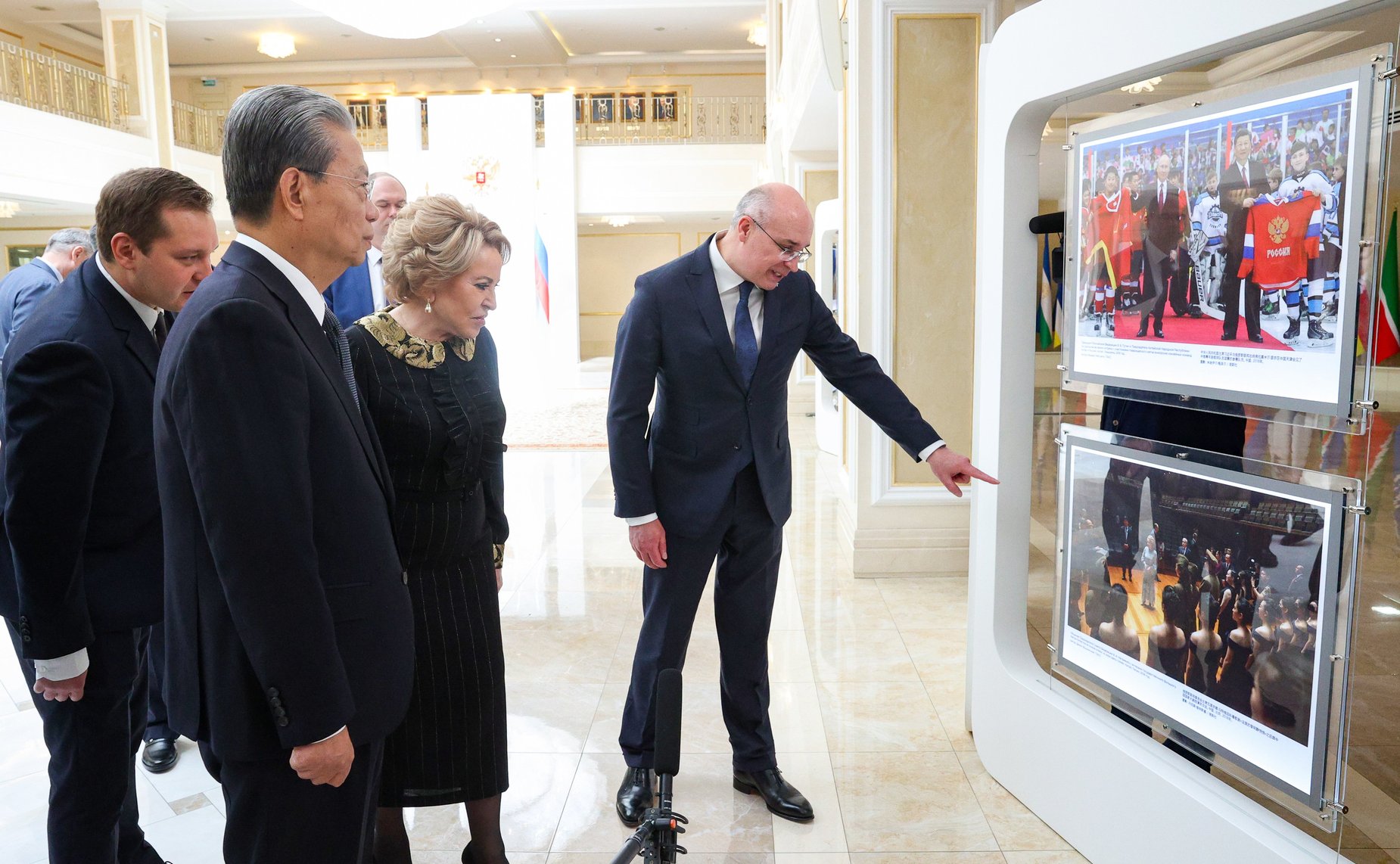 Валентина Матвиенко и Чжао Лэцзи осмотрели фотовыставку «Нерушимая дружба великих народов, стратегическое партнерство великих держав»