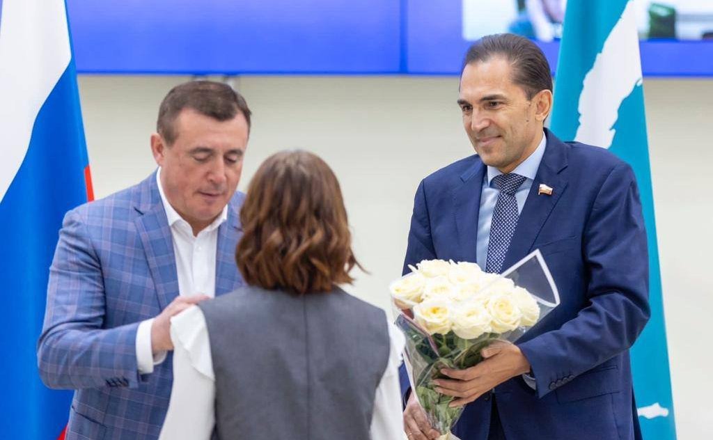 Андрей Хапочкин и губернатор Сахалинской области Валерий Лимаренко провели церемонию награждения школьницы Вероники Рыжовой за проявленное мужество