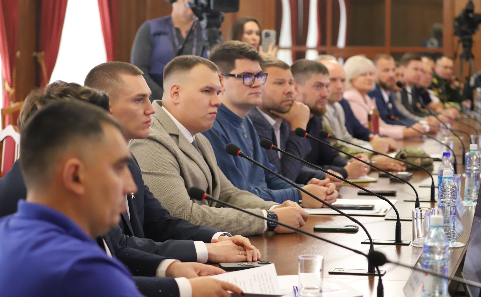 Встреча Александра Карелина в рамках парламентского проекта «В одной команде со СВОими» с участниками СВО