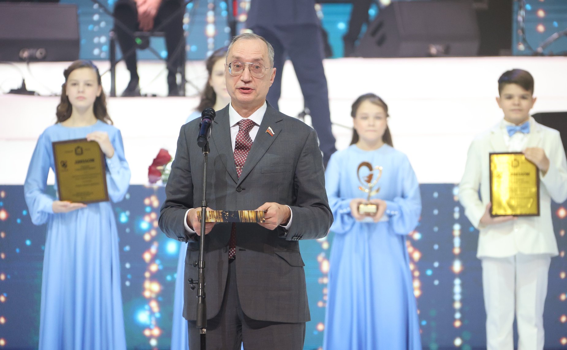 Андрей Кислов в рамках общественной акции «Народное признание» вручил жителям Самарской области призы в номинации «Герои нашего времени», а также подарил новогодние подарки участникам проекта «Елка желаний»