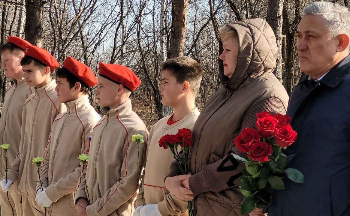 Юрий Валяев принял участие в торжественном открытии отреставрированного памятника воинам-землякам, погибшим в годы Великой Отечественной войны в селе Красивое Еврейской автономной области