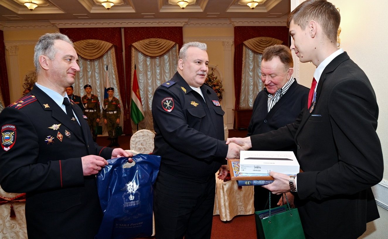 Анатолий Артамонов и Александр Савин в Калуге вручили награды подросткам, проявившим мужество в экстремальных ситуациях и спасшим человеческие жизни